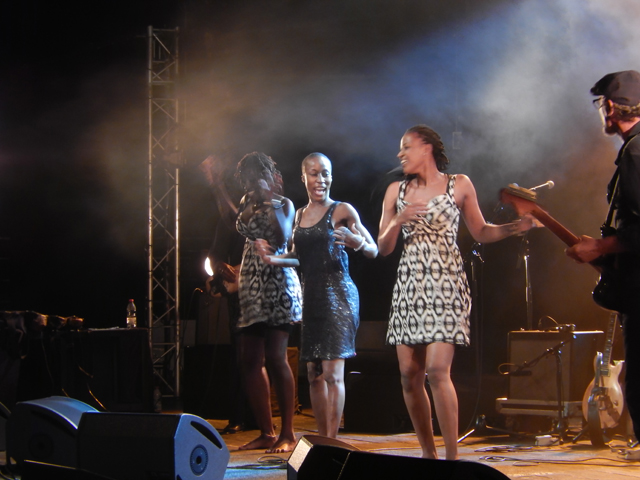 Rokia Traore avec ses choristes danse sur "Tuit Tuit"