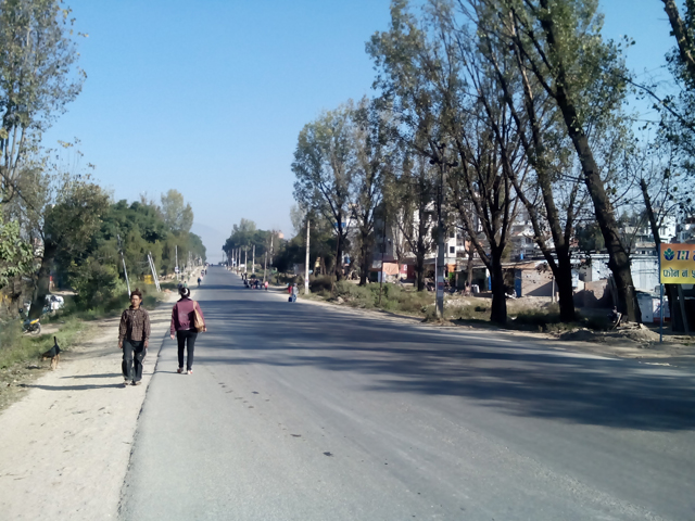 11 novembre - Ring Road au niveau de Dhobighat, Lalitpur, déserte à 9h un lundi matin