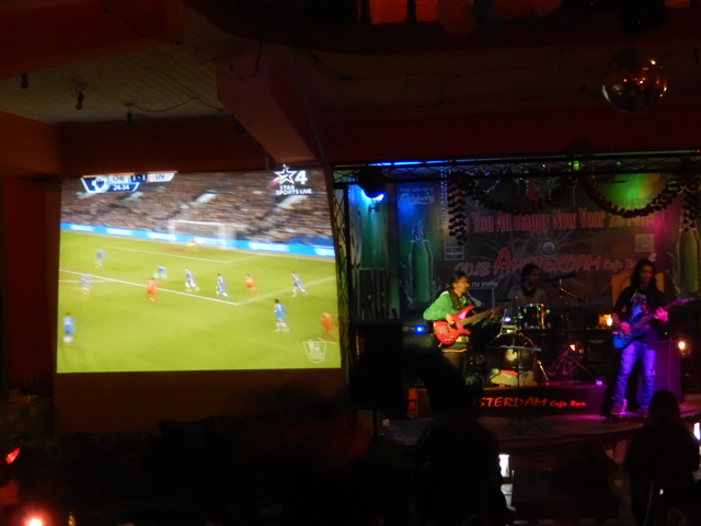 29 déc. 2013 - Rock et foot au Club Amsterdam Café de Pokhara. Le rêve.