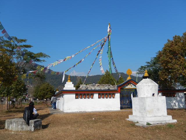 Camp de réfugiés tibétains de Tashi Ling : un temple bouddhiste entouré des maisons avec l'Annapurna en toile de fond (Crédit : S.H).